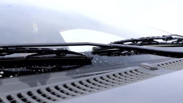 Az ablaktörlő pengék működnek az autók szélvédőjének tisztításakor. — Stock videók