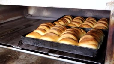 Taze pişmiş somunlar elektrikli fırından çıkartılır..