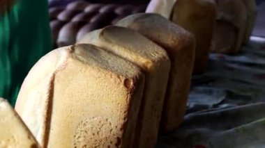 Sıcak ekmek tavalardan alınır..