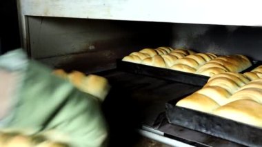 Kalıplardaki somunlar fırında pişiriliyor..