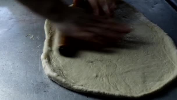 Hacer un pan en una panadería a mano. — Vídeos de Stock