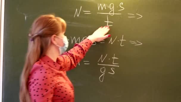 Ein Mathelehrer erklärt Schülern an der Tafel die Lektion. — Stockvideo