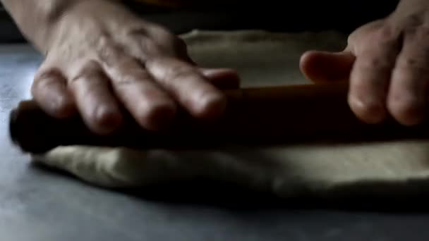 Fare una pagnotta in una panetteria a mano. — Video Stock