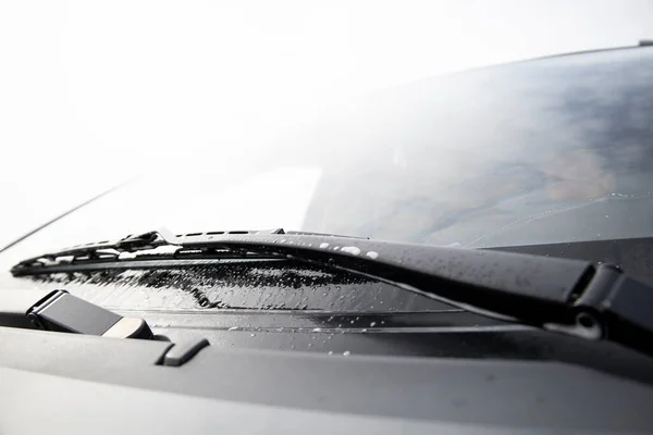Silecekler bir arabanın ön camını temizlerken işe yarar.. — Stok fotoğraf