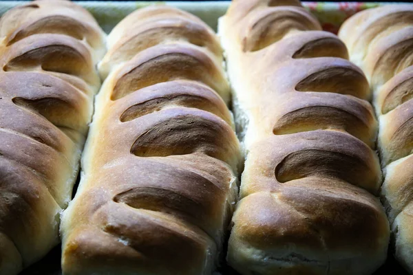 Sıcak somunlar satılık tepsilerde sunuluyor..