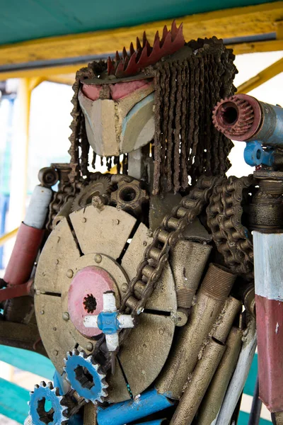 Steampunk metalden yapılmış bir metal avcısı..