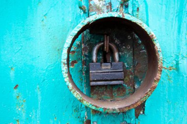 Demir halkadaki depoya kilitlen, kilidi kırmamaya dikkat et..