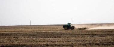 Traktör sürme tarlaları ekime hazırlık arazisi