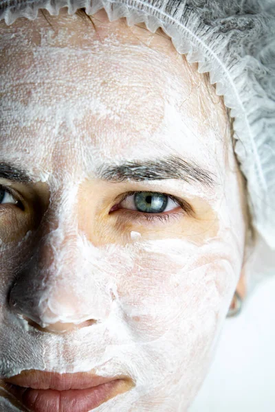 Máscara de crema en la cara de la chica, mascarilla rejuvenecedora. — Foto de Stock