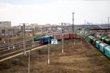 Demiryolu taşımacılık haberleşme sistemini izliyor.