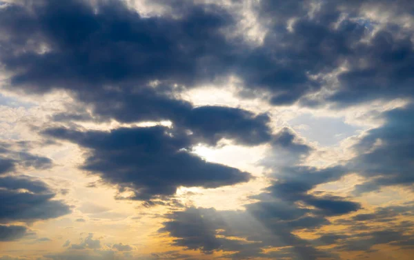 Céu com nuvens cinzentas escuras antes da chuva — Fotografia de Stock