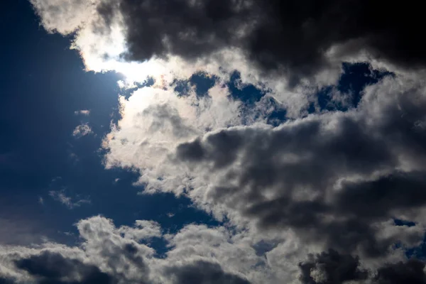 Céu com nuvens cinzentas escuras antes da chuva — Fotografia de Stock