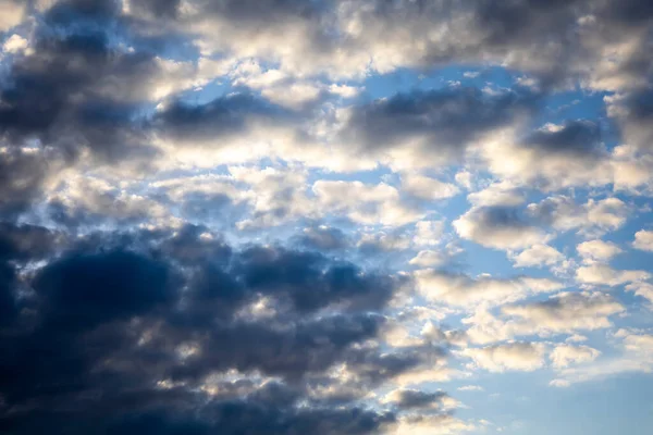 Der Himmel am Abend ist teilweise orange und reflektiert das Licht der Sonne.. — Stockfoto