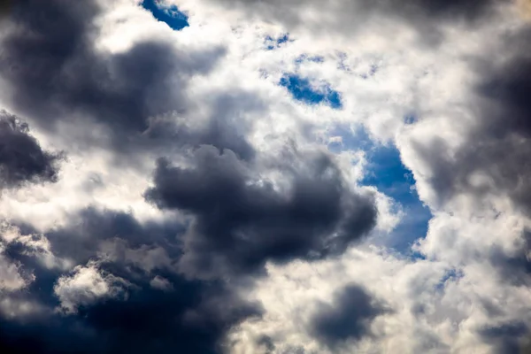 Céu com nuvens cinzentas escuras antes da chuva — Fotografia de Stock