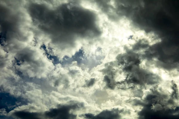 Himmel mit dunkelgrauen Wolken vor Regen — Stockfoto