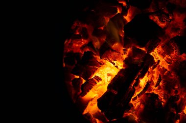 Kömür ocağında közler. Yüksek sıcaklıktan dolayı kırmızı kömür. Fırın kapısı açık. Evi kömürle ısıtıyorum. Ekolojik olmayan yakıt.