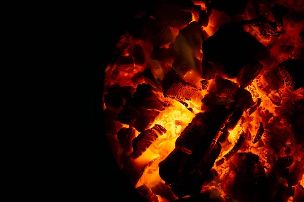 Kömür ocağında közler. Yüksek sıcaklıktan dolayı kırmızı kömür. Fırın kapısı açık. Evi kömürle ısıtıyorum. Ekolojik olmayan yakıt.