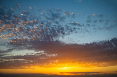 Gün batımında bulutlu renkli gökyüzü