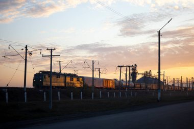 Akşam treni gün batımında kalkıyor. Eski trenler.