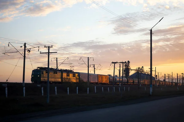 Akşam treni gün batımında kalkıyor. Eski trenler.