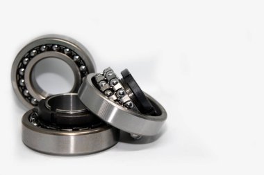 Beyaz izole arkaplanda topları olan gümüş bilye. Endüstriyel. Arabanın bir parçası. Yüksek kalite fotoğraf