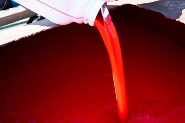 Tüpten, tohum dezenfektanı hastalıklardan gelen buğdayın üzerine püskürtmek için demir bir kaba dökülüyor. Yüksek kalite fotoğraf