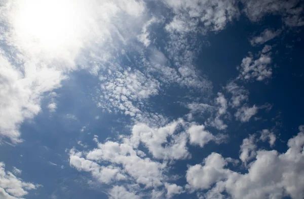 Friedlicher Blauer Himmel Mit Leichten Wolken Hochwertiges Foto — Stockfoto