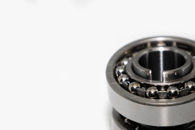 Kesme yolu olan beyaz bir arka planda birkaç farklı yön. Yüksek kalite fotoğraf