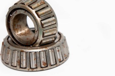 Paslı, beyaz arka planda izole edilmiş eski bir tekerlek. Yüksek kalite fotoğraf