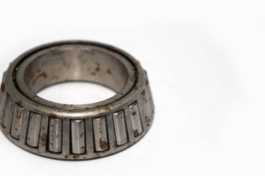 Paslı, beyaz arka planda izole edilmiş eski bir tekerlek. Yüksek kalite fotoğraf