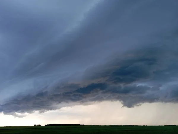 Καταιγίδα Σύννεφα Πάνω Από Ένα Χωράφι Σιτάρι Ένας Ανεμοστρόβιλος Είναι — Φωτογραφία Αρχείου