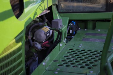 Özel bir traktörde ilaç pompalamak için bir yer. Yüksek kalite fotoğraf