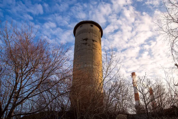 Vecchia torre d'acqua su sfondo cielo blu . — Foto Stock