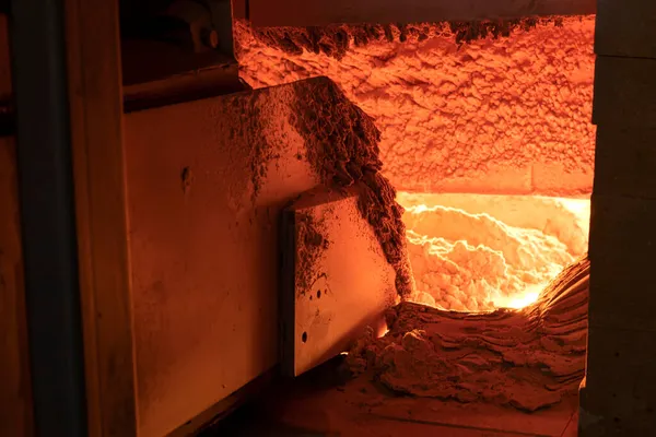 Büyük, eriyen bir fırın camı. Cam imalatçısı endüstriyel fabrika. Cam fabrikası..