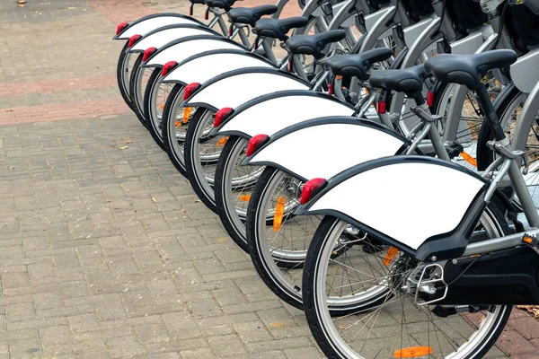 Fietsen geparkeerd op straat in het historische centrum van Nizjnij Novgorod. — Stockfoto