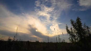 Gün doğumunda bulutların hareket zamanı. 4k video.