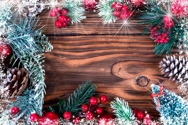 Sfondo marrone di Natale con abete e decorazione su tavola di legno scuro con neve. Carta da parati di Natale. Natale, composizione di Capodanno. Posa piatta, vista dall'alto. Spazio per testo. — Foto Stock