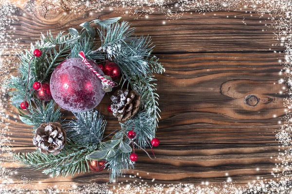 Fond marron de Noël avec sapin et décoration sur planche de bois sombre avec neige. Papier peint de Noël. Noël, composition du Nouvel An. Couché à plat, vue de dessus. Espace pour le texte. — Photo