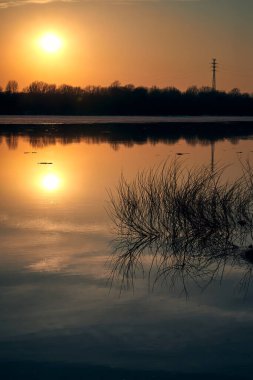 Nehirde bahar günbatımı. Buz nehirde yüzer.