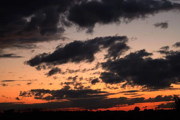 Cielo dramático en el atardecer de verano. Hermosas nubes. —  Fotos de Stock