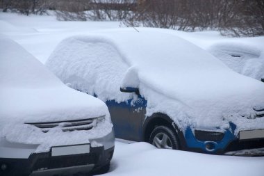 Karların altında bir araba. Şiddetli kar yağışıweather condition.