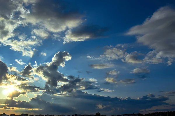 Awan Indah Saat Matahari Terbenam Malam Musim Panas — Stok Foto