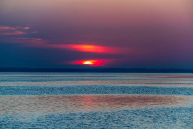 Denizde güzel bir yaz günbatımı. Deniz manzarası.