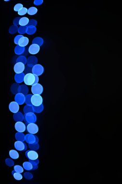 Noel arkaplanı. Arkaplanda yılbaşı ışıkları var. Düz görünüm, üst görünüm, kopyalama alanı. Bokeh ışıkları