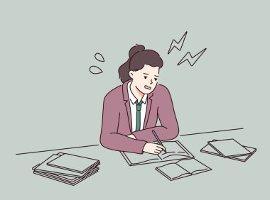 Zihinsel stres, eğitim, hazırlık, hayal kırıklığı, öğrenme. Stresli okul öğrencisi kitap yığınıyla masada oturuyor ve ders çalışıyor..