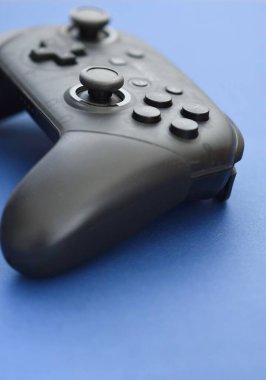 Mavi arkaplandaki bir oyun denetleyicisinin fotoğrafı