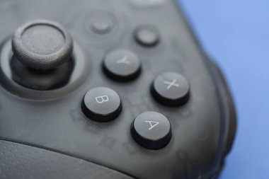 Mavi arkaplandaki bir oyun denetleyicisinin fotoğrafı