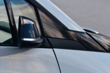 Beyaz ve modern elektrikli bir arabanın yakın çekimi.