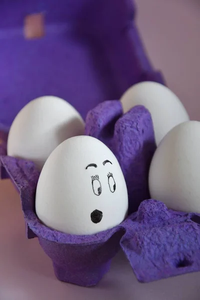 Foto Von Lustigen Eiern Mit Bemalten Gesichtern Einem Lila Karton — Stockfoto