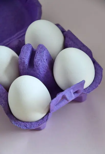 Photo Oeufs Dans Carton Violet Préparation Pour Pâques — Photo